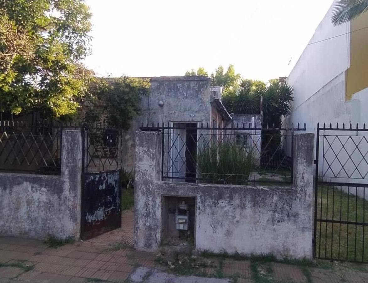 HOUSE IN NEED OF RENOVATION/DEMOLITION. EXCELLENT LOCATION IN EL PALOMAR