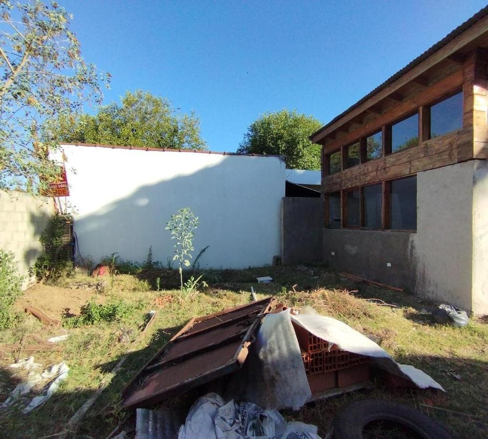 2-room house (under construction) with a large lot in Moreno Sur