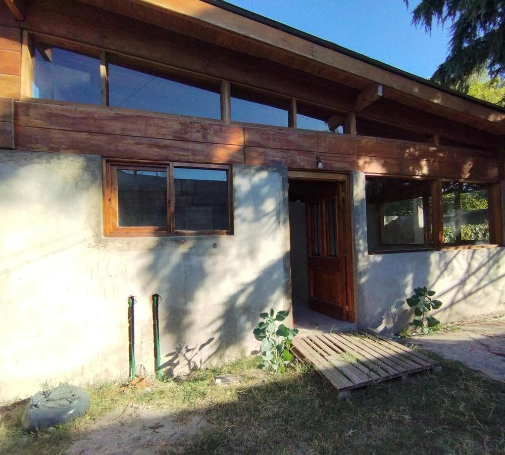 2-room house (under construction) with a large lot in Moreno Sur