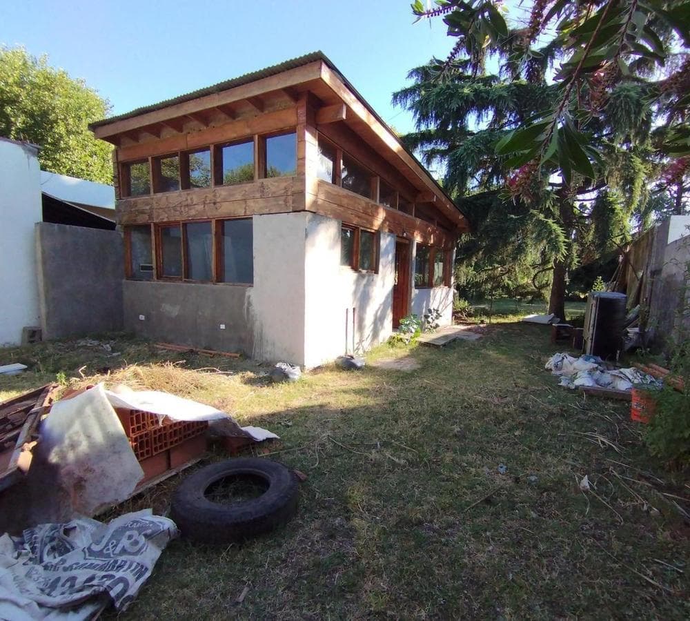 2-room house (under construction) with a large lot in Moreno Sur