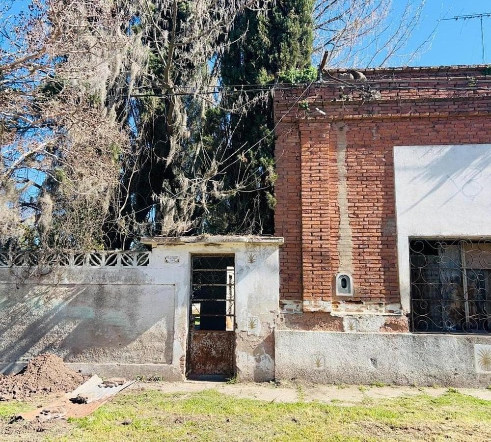 LAND FOR SALE WITH A SWIMMING POOL AND AN UNFINISHED BUILDING IN RAWSON