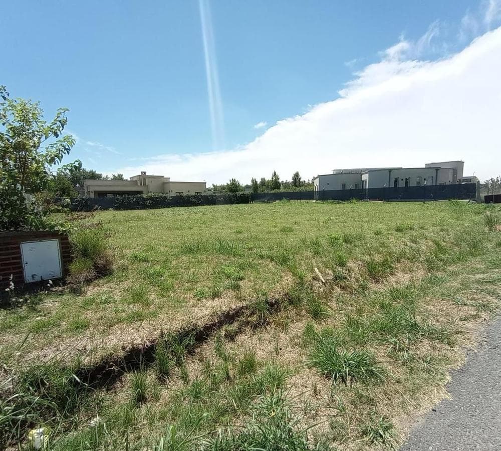 LAND FOR SALE IN THE LA MARTINA NEIGHBORHOOD, LUJÁN