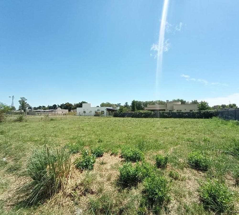 LAND FOR SALE IN THE LA MARTINA NEIGHBORHOOD, LUJÁN
