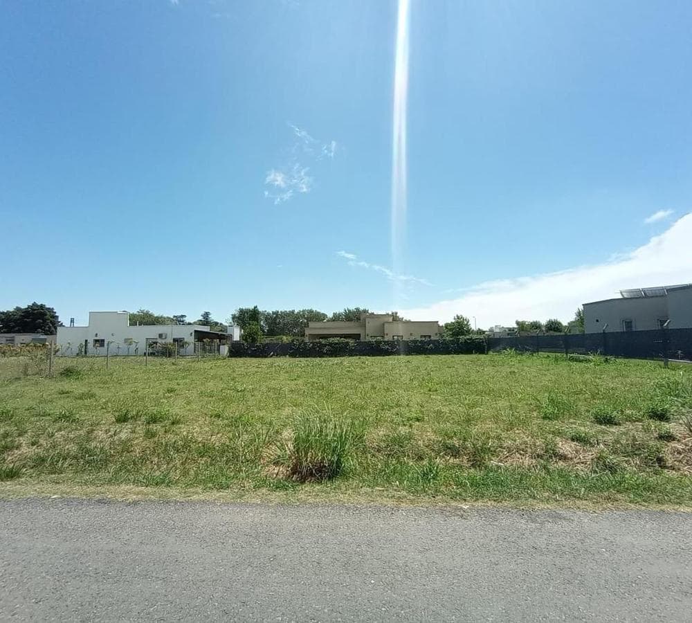 LAND FOR SALE IN THE LA MARTINA NEIGHBORHOOD, LUJÁN