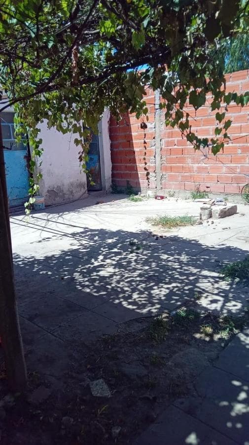 Spacious house with front and back yards + garage in Merlo