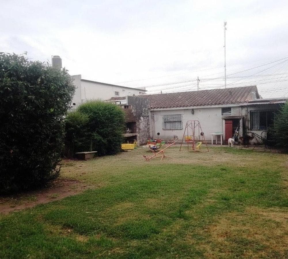 Charming house with a spacious park for families in Luján