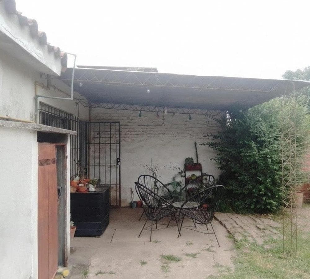 Charming house with a spacious park for families in Luján