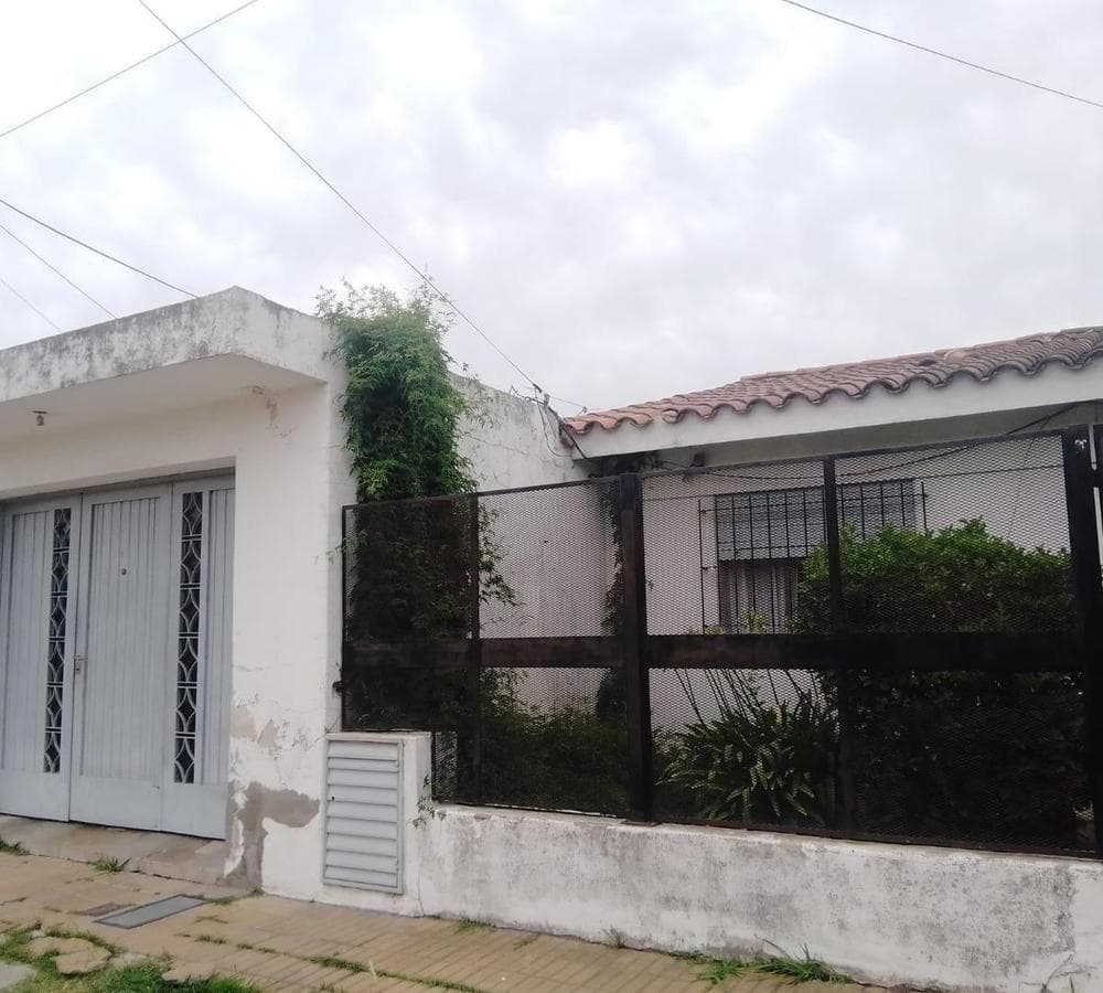 Charming house with a spacious park for families in Luján