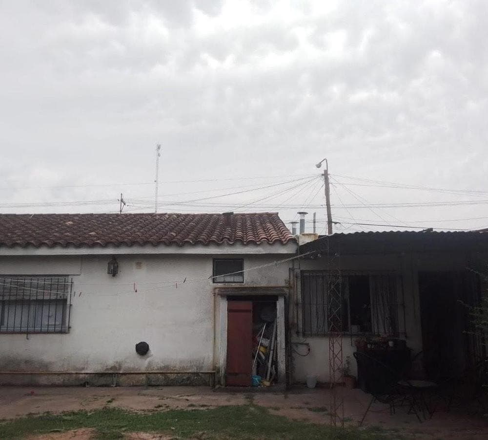 Charming house with a spacious park for families in Luján