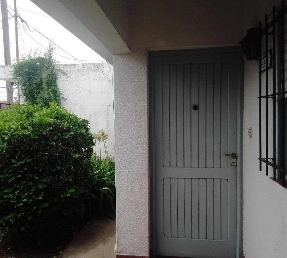 Charming house with a spacious park for families in Luján