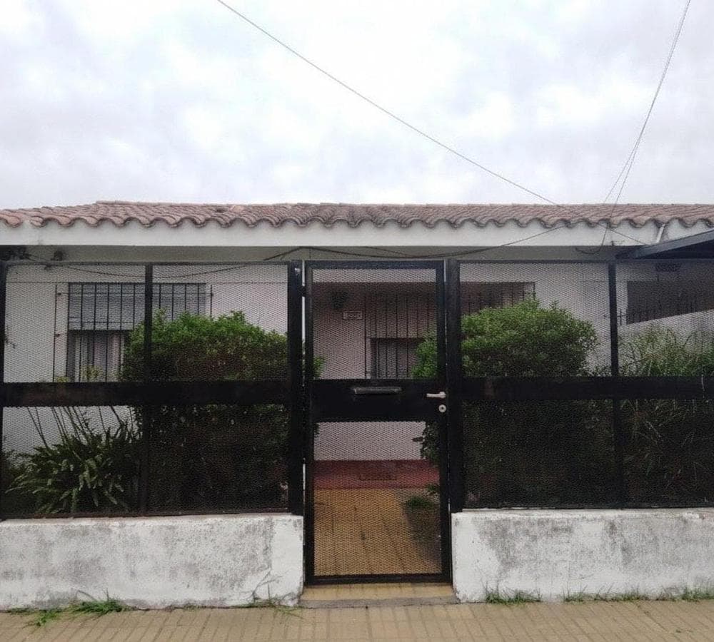 Charming house with a spacious park for families in Luján