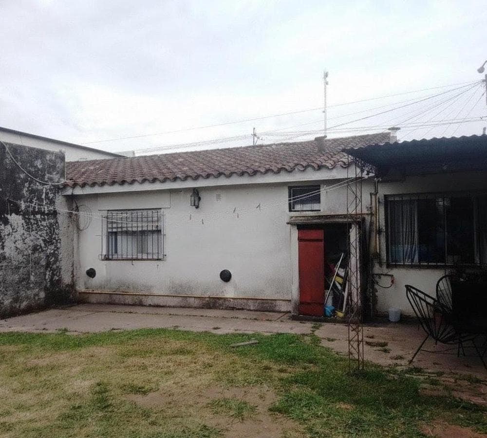 Charming house with a spacious park for families in Luján