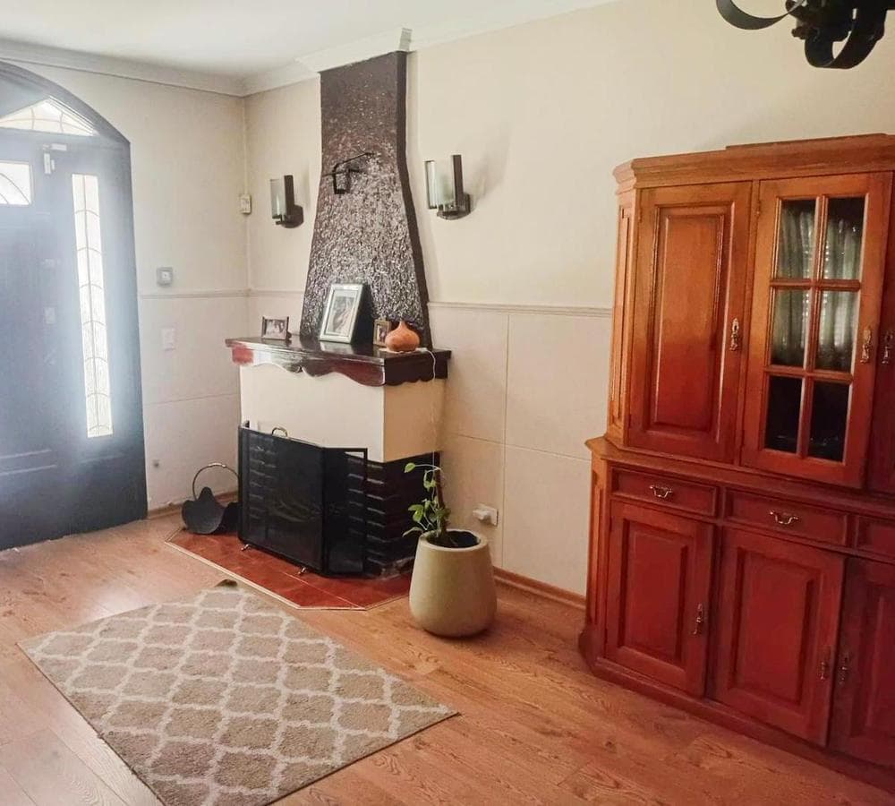 Spectacular Family Home with Pool, Barbecue Area, and Patio