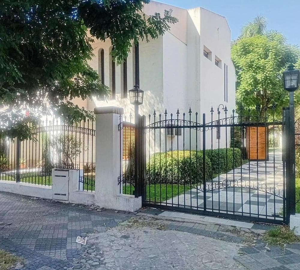 Spectacular Family Home with Pool, Barbecue Area, and Patio
