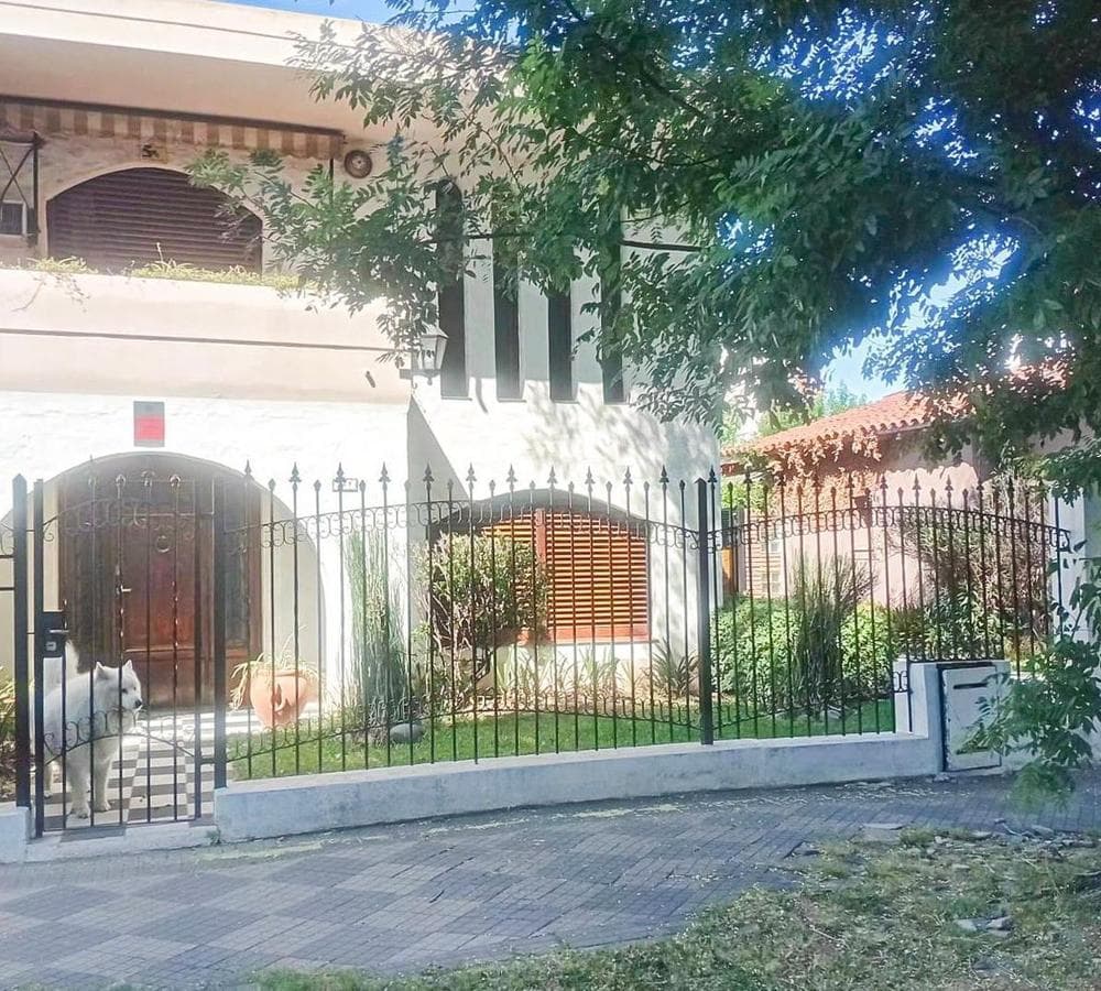 Spectacular Family Home with Pool, Barbecue Area, and Patio