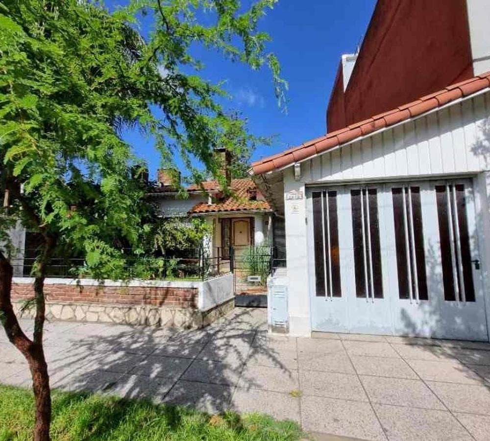 VILLA IN HURLINGHAM—EXCELLENT LOCATION