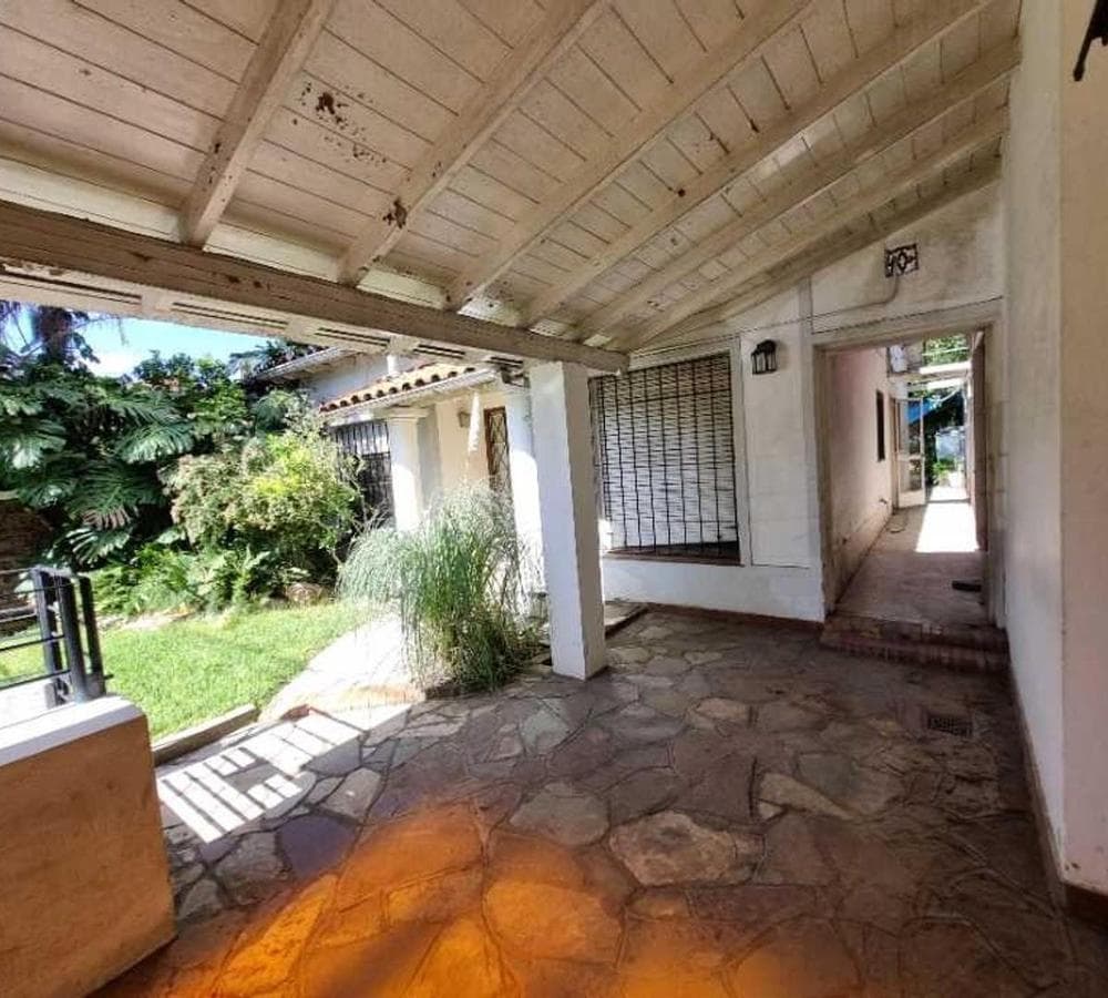VILLA IN HURLINGHAM—EXCELLENT LOCATION