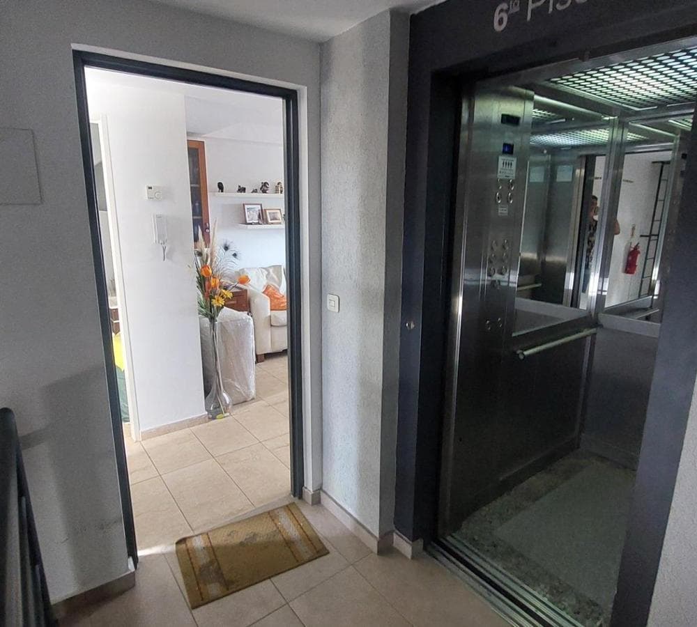 Apartment in Castelar 2 with a garage and terrace-balcony.