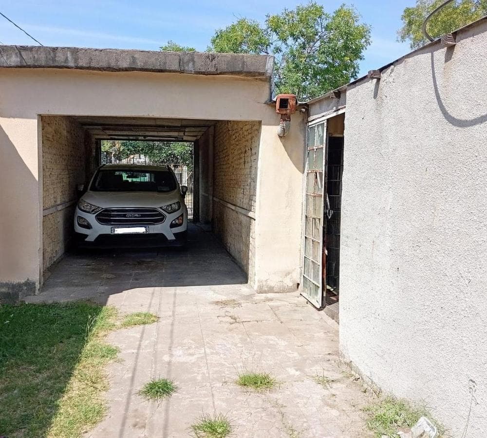 3-ROOM HOUSE FOR SALE WITH RENTAL APARTMENTS IN MORENO