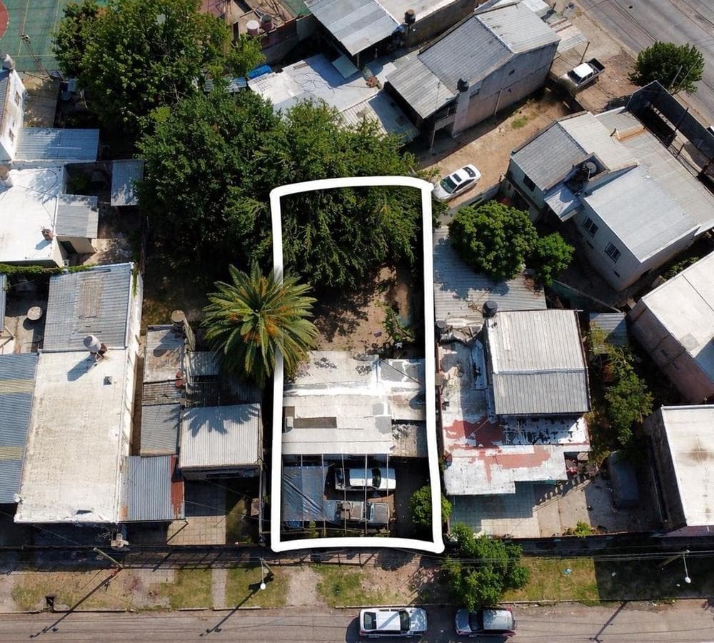 House in Need of Renovation on Moreno Trujui Street, 20 meters (Libertador)