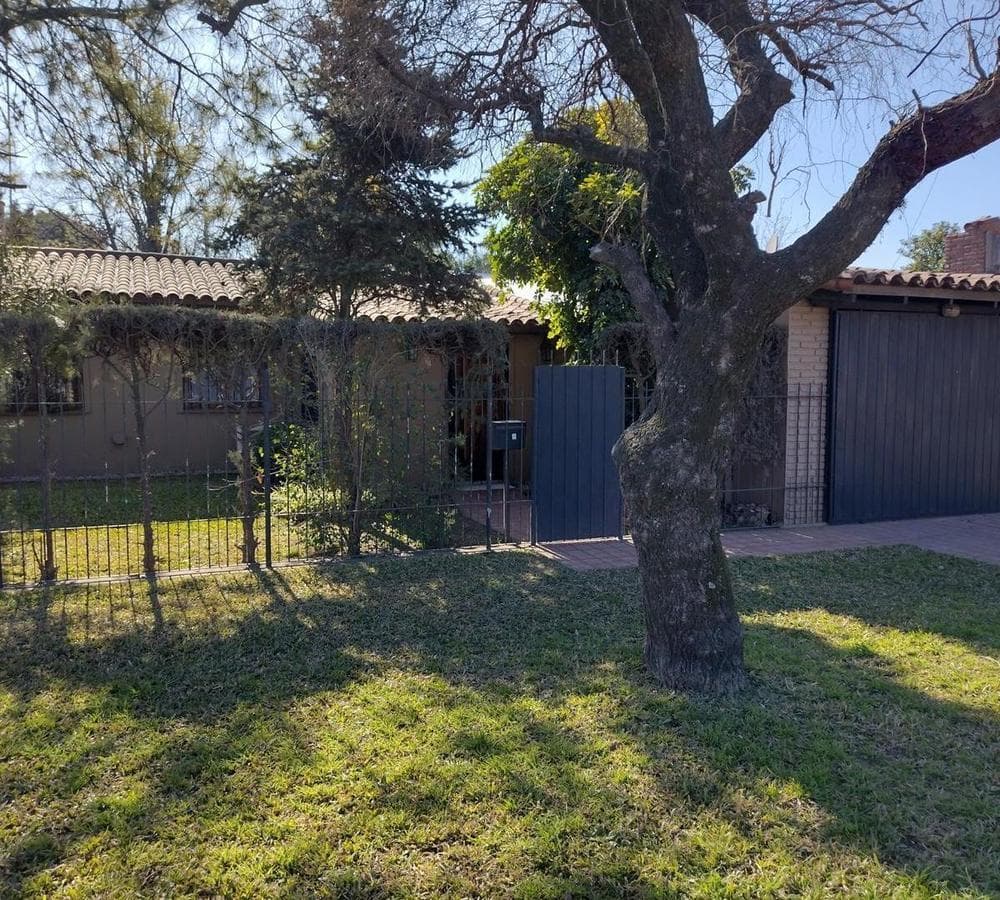 FOR SALE: 4-room house, garage, SWIMMING POOL, and BARBECUE AREA