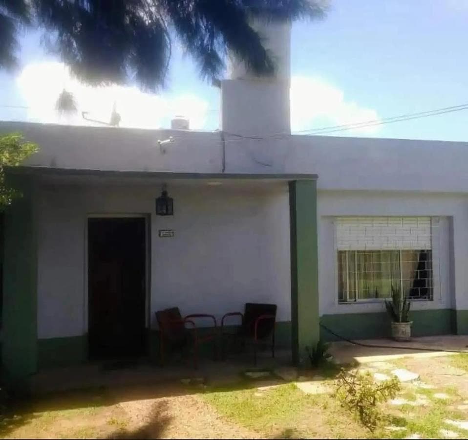 HOUSE IN ITUZAINGO NORTE: 4 ROOMS, OPEN LOT, 220 METERS
