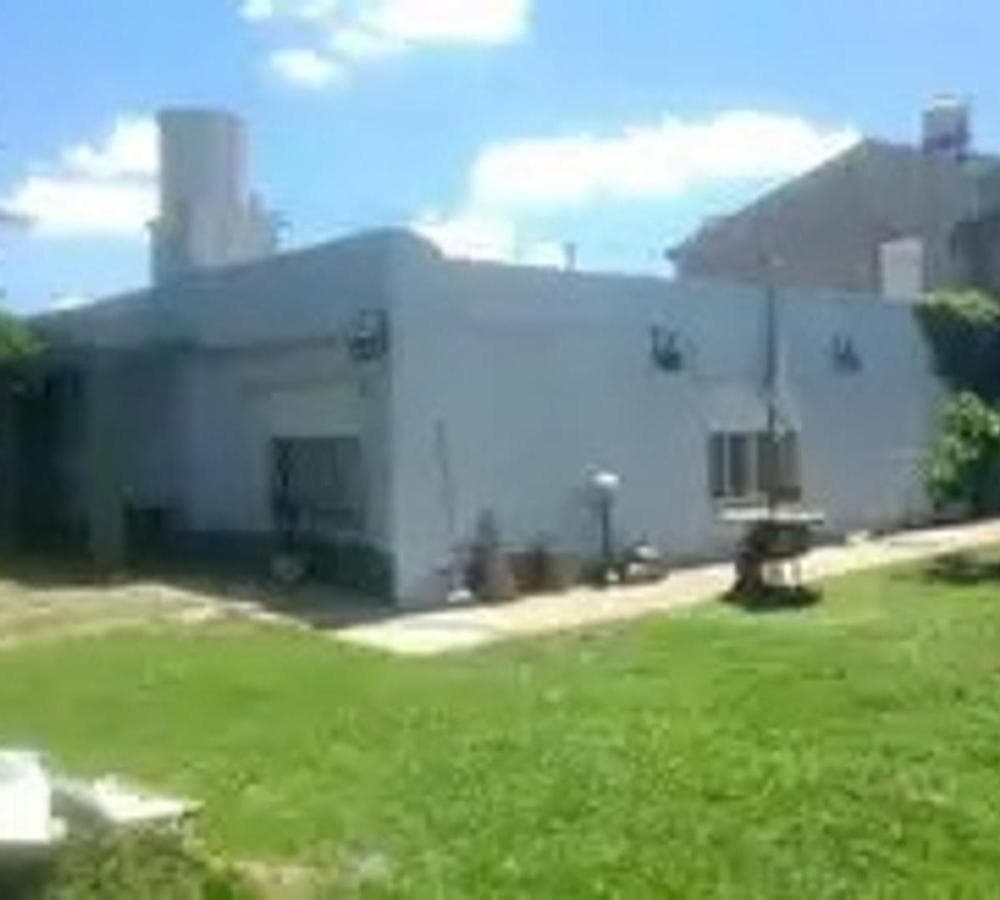 HOUSE IN ITUZAINGO NORTE: 4 ROOMS, OPEN LOT, 220 METERS