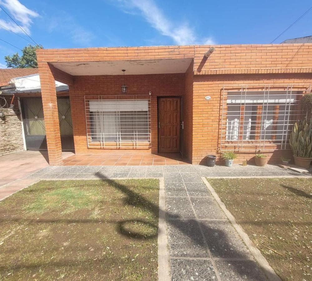 4-ROOM HOUSE FOR SALE WITH GARDEN IN MORENO