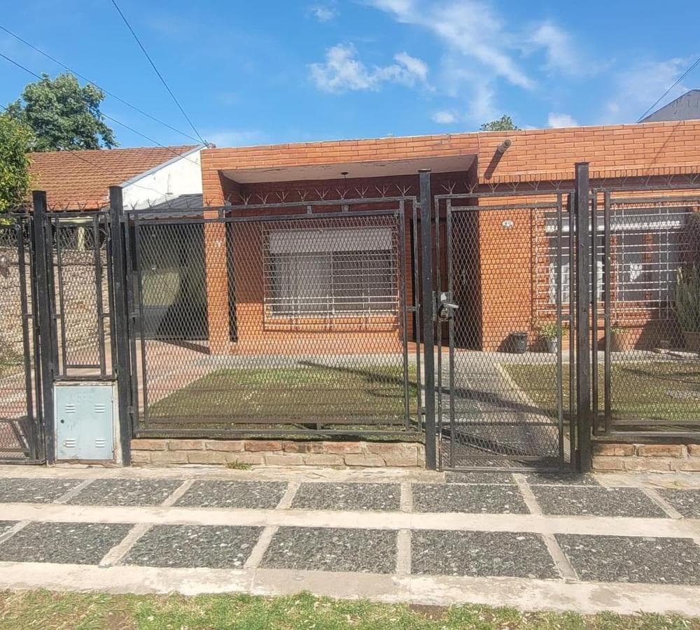 4-ROOM HOUSE FOR SALE WITH GARDEN IN MORENO