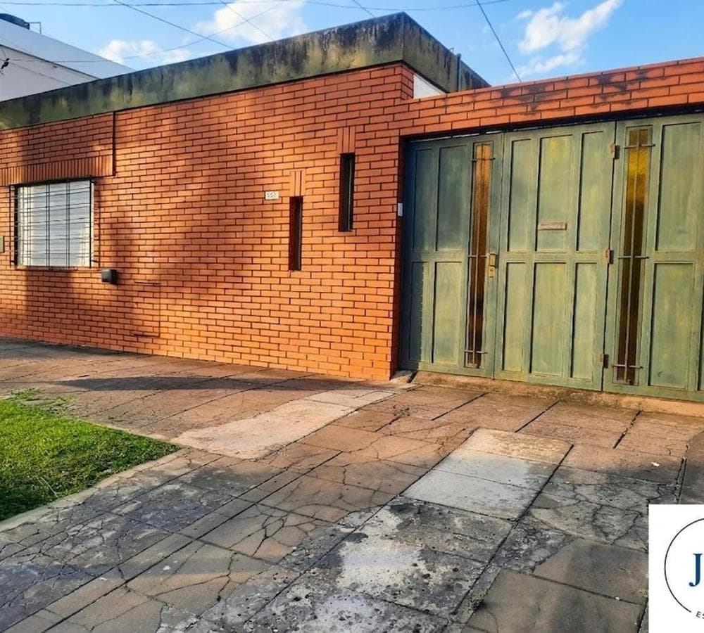 PROPERTY IN CASTELAR NORTE: 3 BEDROOMS, LAUNDRY ROOM, PARK