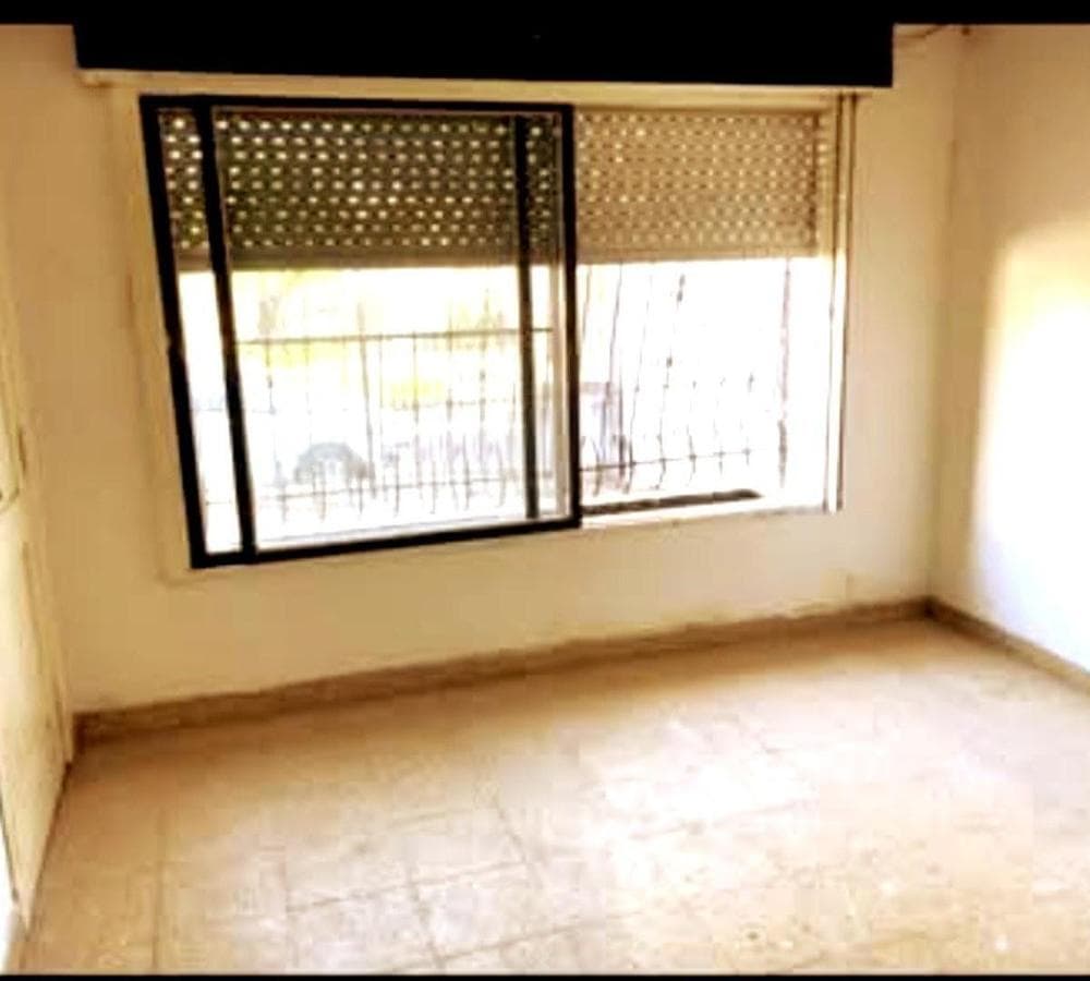 Three-bedroom house with a backyard and pool in Castelarre