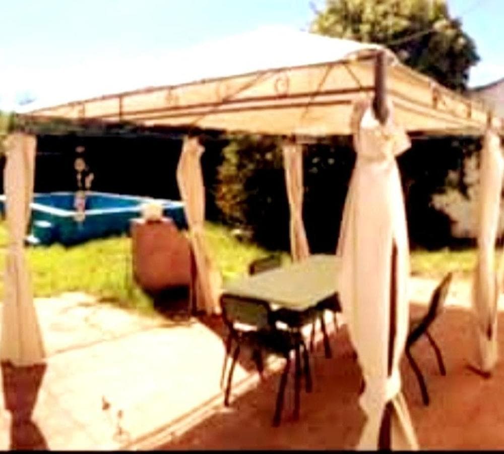 Three-bedroom house with a backyard and pool in Castelarre