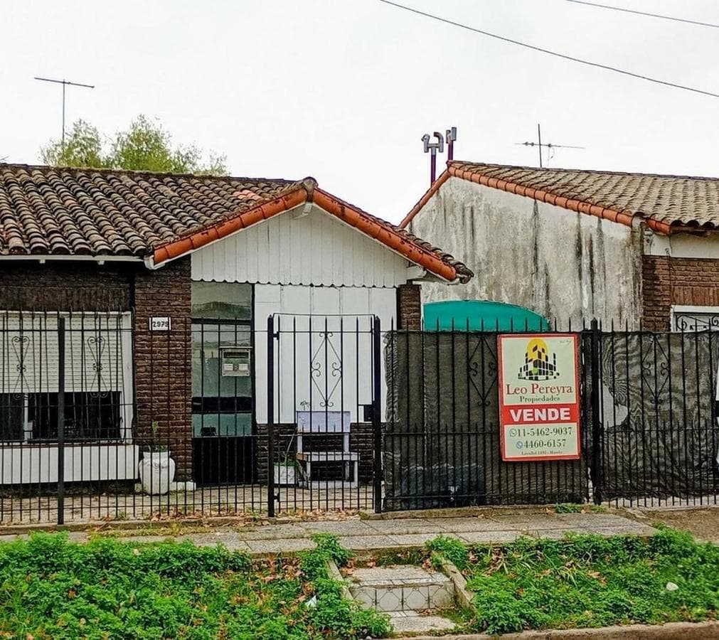 Three-bedroom house with a backyard and pool in Castelarre
