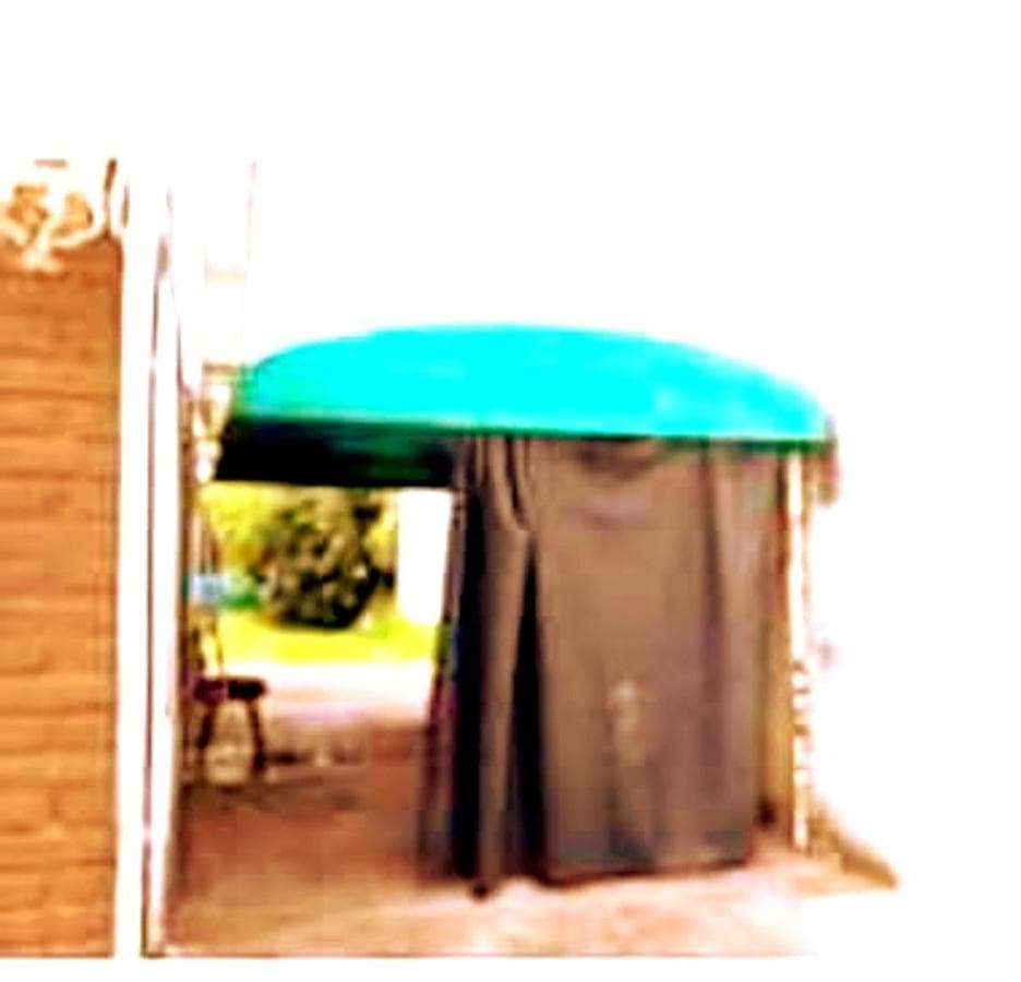 Three-bedroom house with a backyard and pool in Castelarre