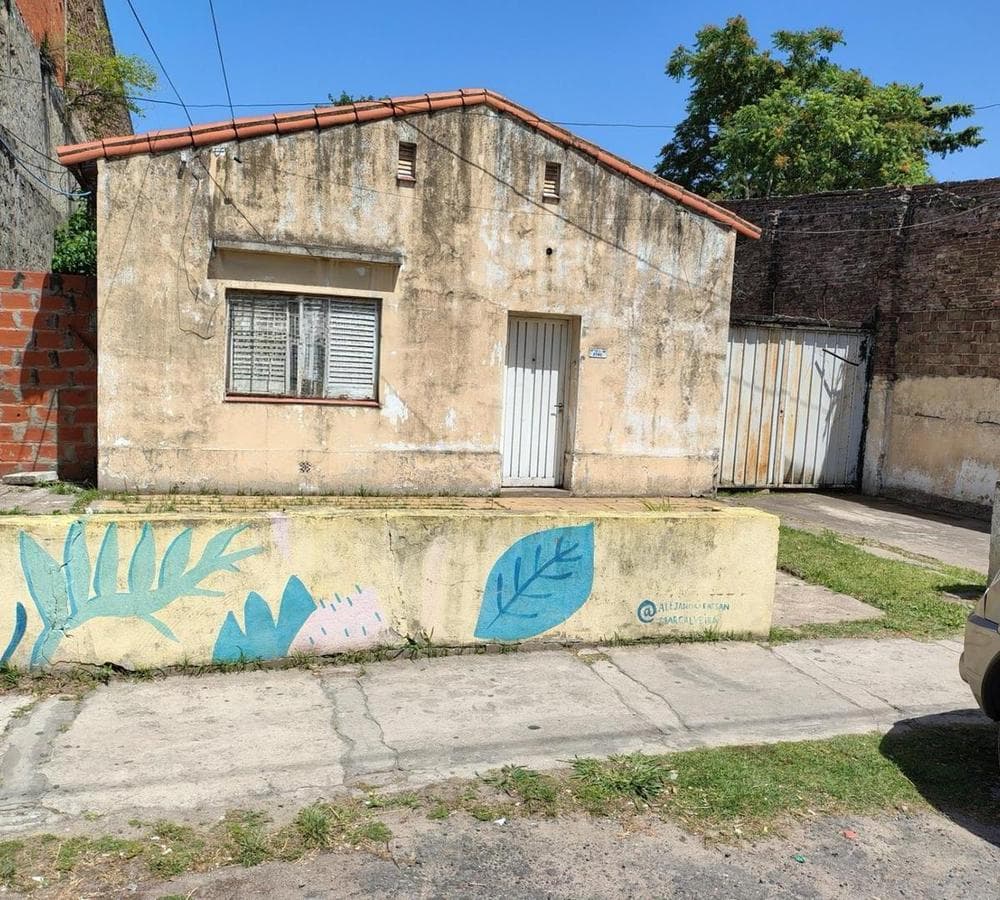 Lot with a house slated for demolition IN HURLINGHAM