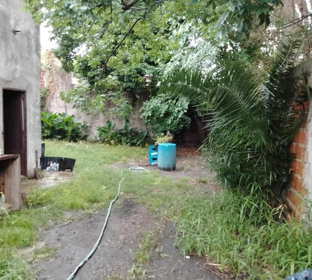 Lot with a house slated for demolition IN HURLINGHAM