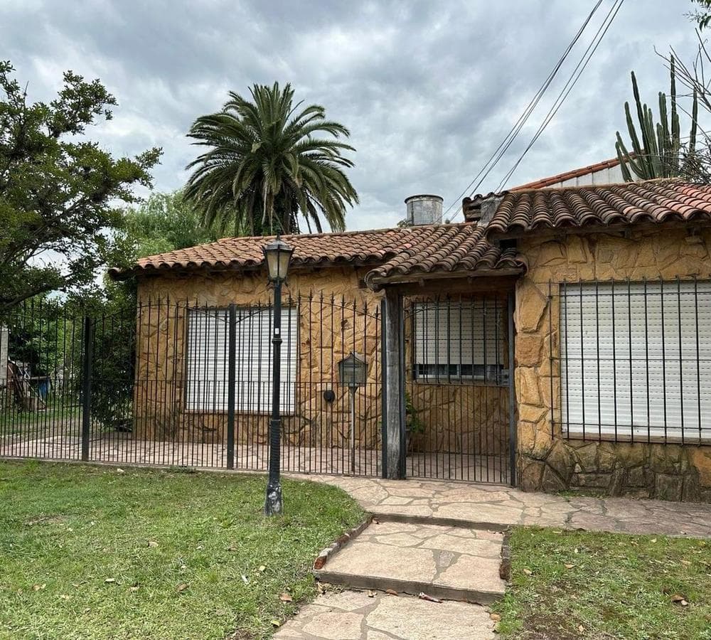 HOUSE IN GENERAL RODRIGUEZ—EXCELLENT LOCATION