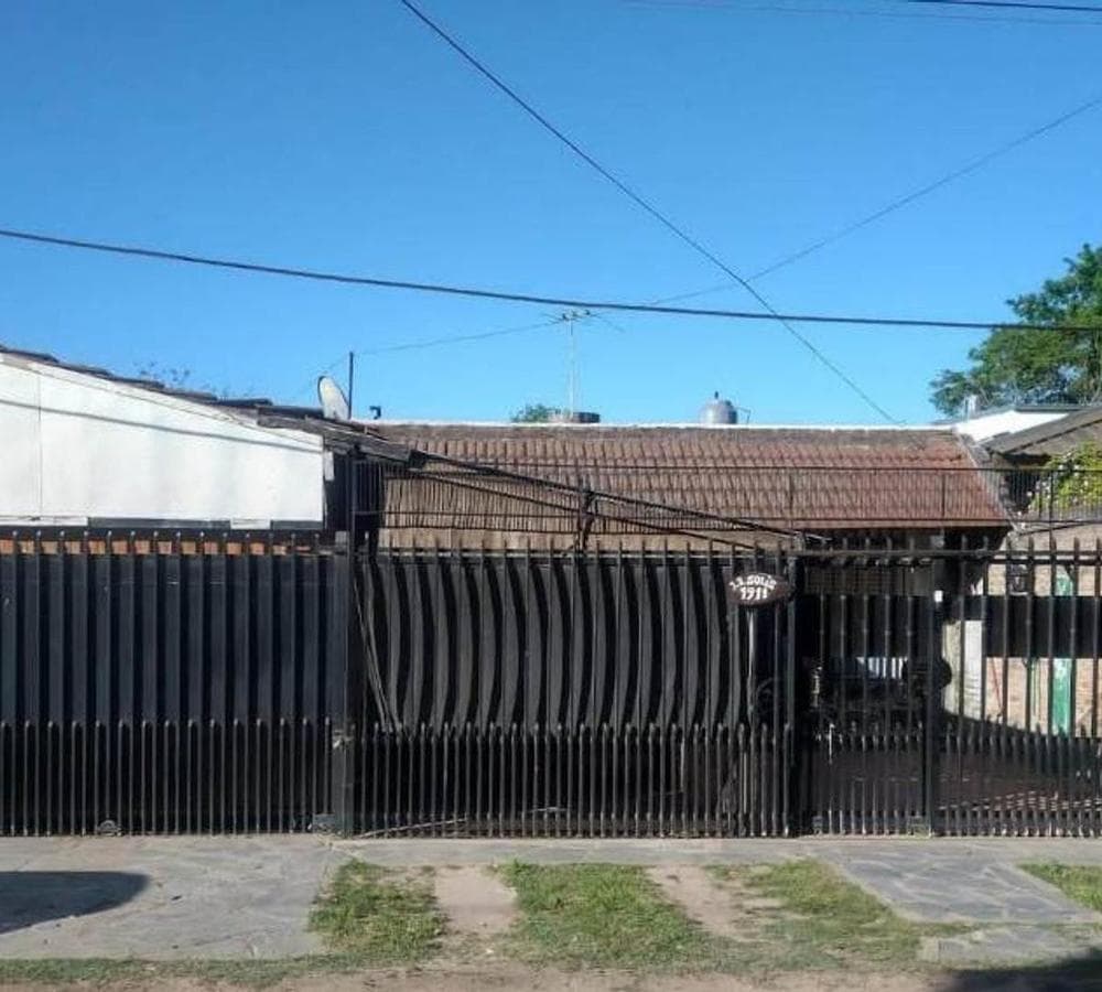 HOUSE WITH APARTMENT FOR SALE IN PASO DEL REY
