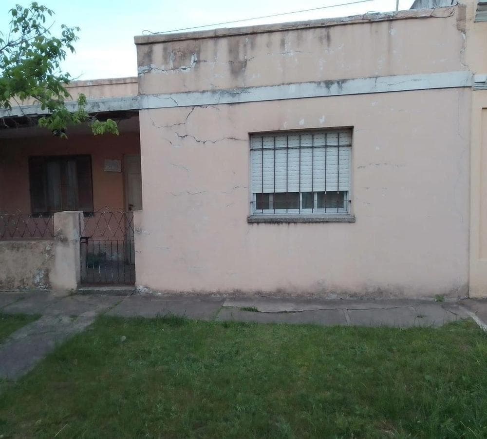 TERRENO CON DOS CASAS: IDEAL PARA INVERSORES, DUEÑO FINANCIA