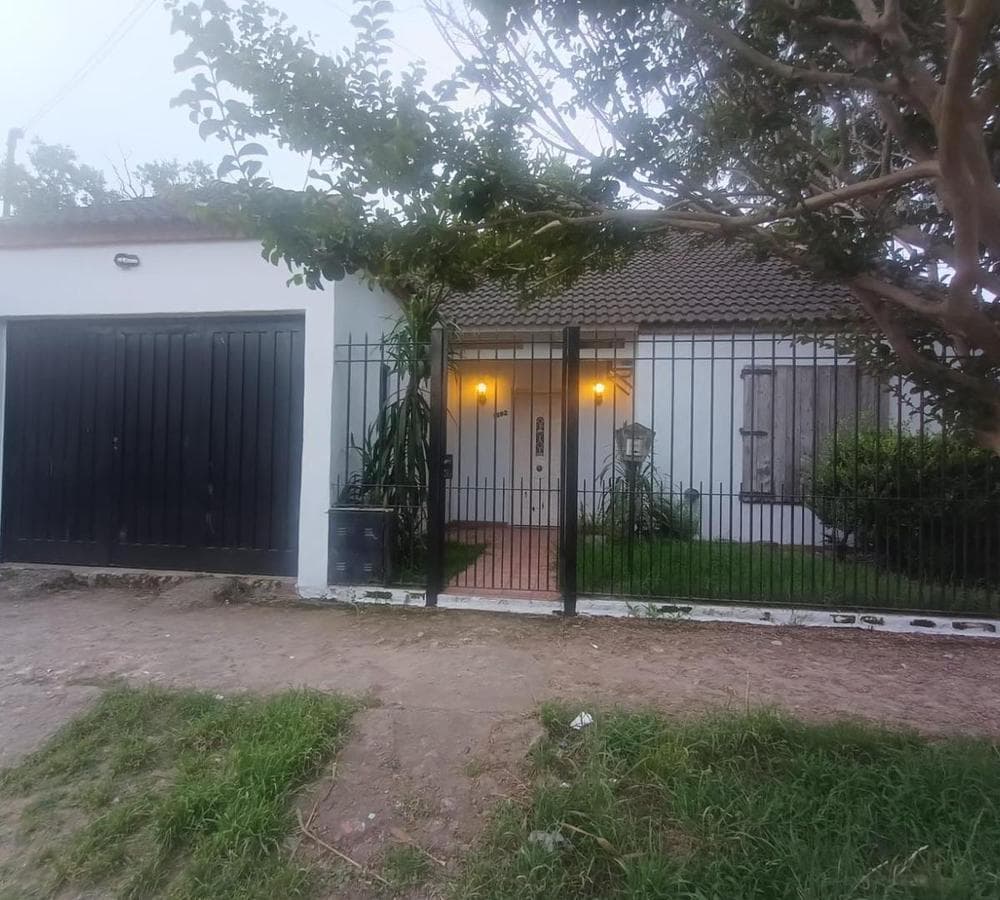 HOUSE FOR SALE 4 ROOMS IN PASO DEL REY