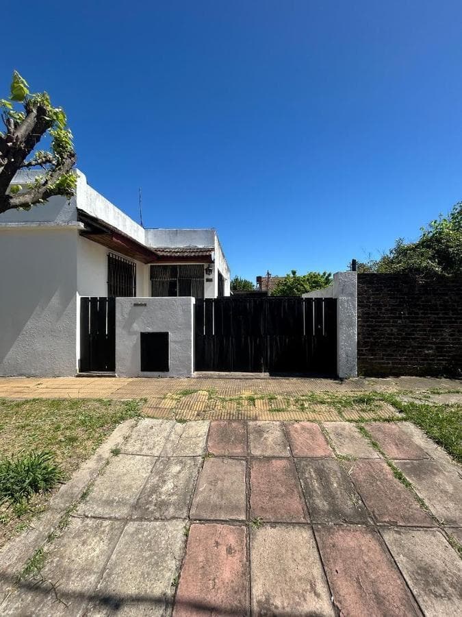 5-Room American-Style House for Sale in Hurlingham—Qualifies for Financing