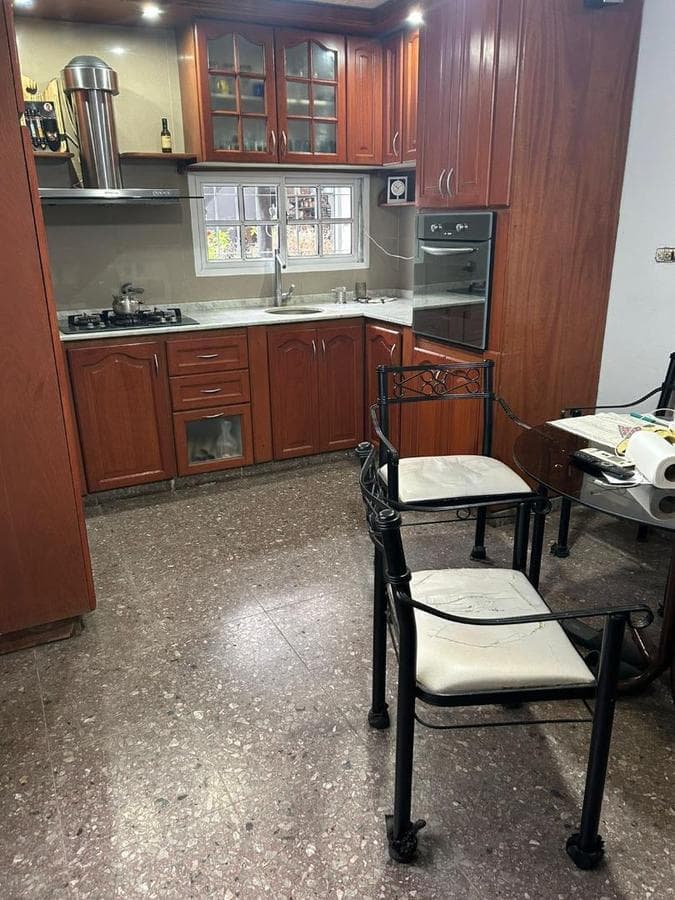 COMMERCIAL SPACE & 4 APARTMENTS FOR SALE ON AV. VERGARA