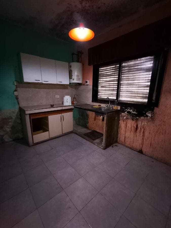 Lot with a house in need of renovation, 10x30, North Ituzaingó
