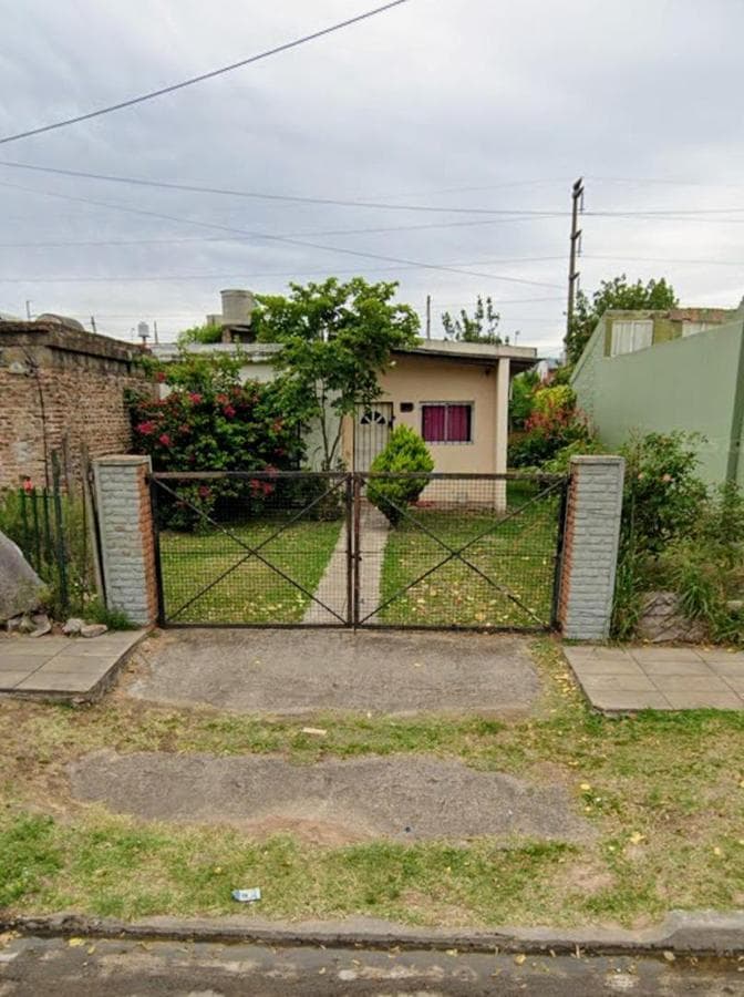 Lot with a house in need of renovation, 10x30, North Ituzaingó