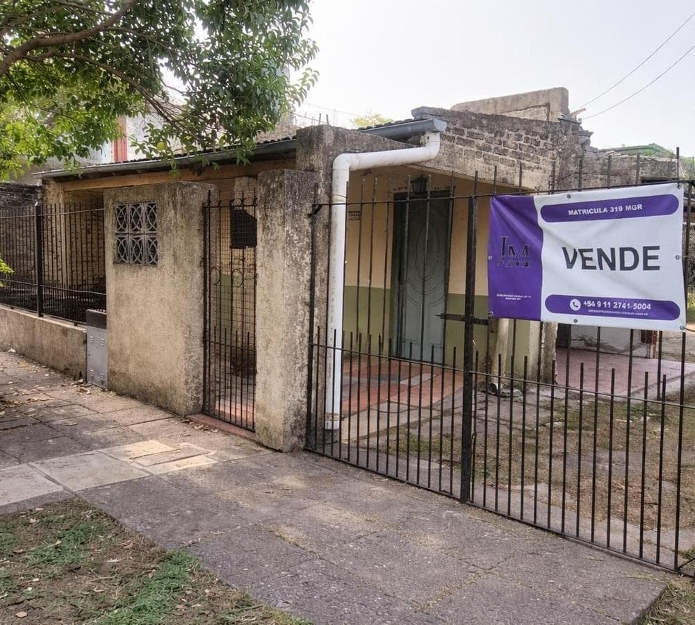 HOUSE IN NEED OF RENOVATION IN PASO DEL REY. GREAT OPPORTUNITY