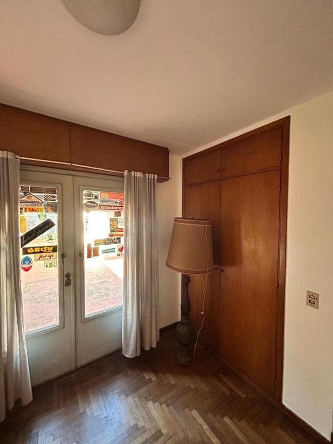FOR SALE: PROPERTY FOR ENTREPRENEURS—SUITABLE FOR A HOSTEL OR MEDICAL OFFICES