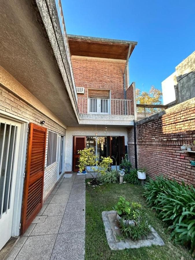 FOR SALE: PROPERTY FOR ENTREPRENEURS—SUITABLE FOR A HOSTEL OR MEDICAL OFFICES