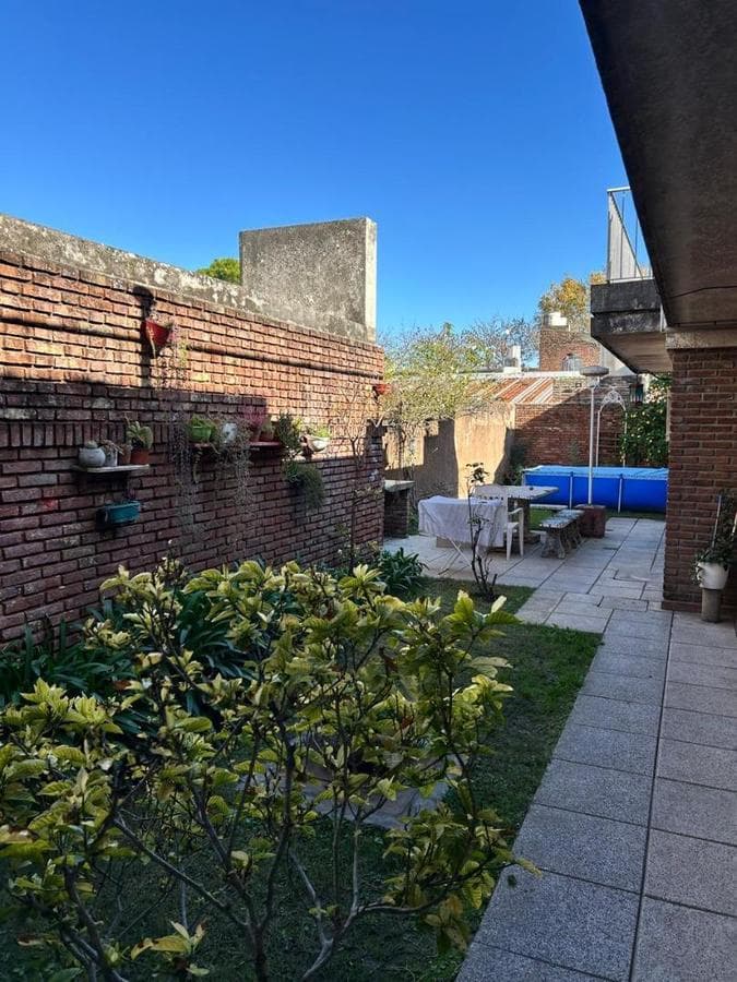FOR SALE: PROPERTY FOR ENTREPRENEURS—SUITABLE FOR A HOSTEL OR MEDICAL OFFICES