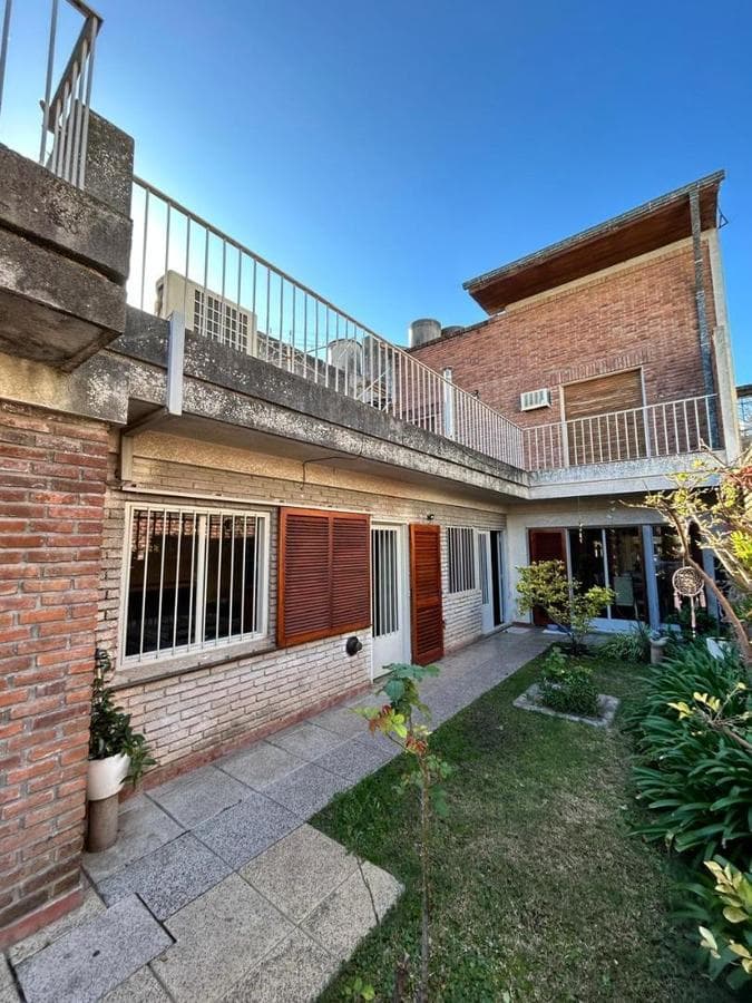 FOR SALE: PROPERTY FOR ENTREPRENEURS—SUITABLE FOR A HOSTEL OR MEDICAL OFFICES