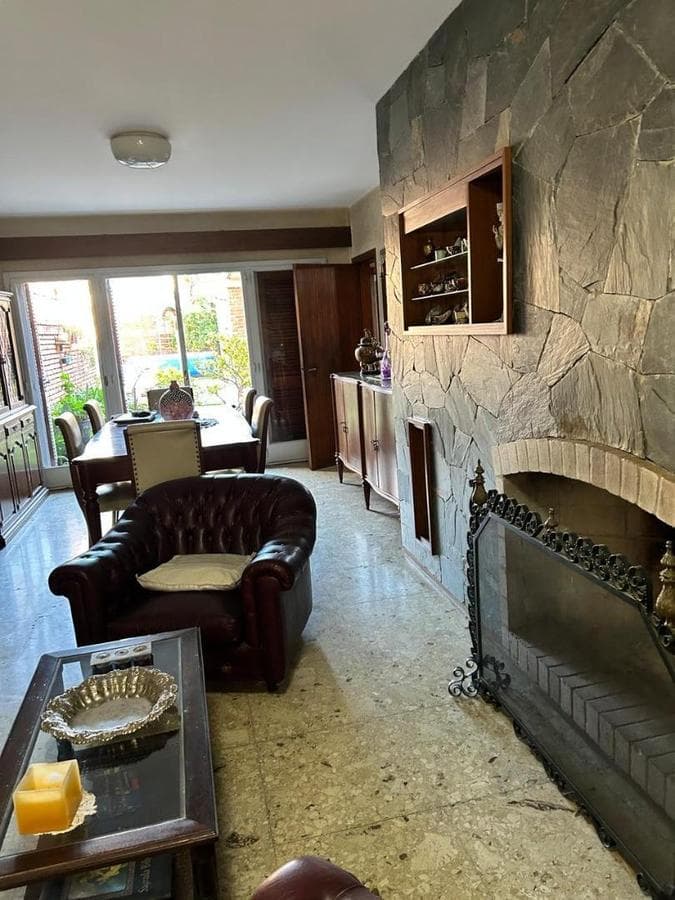 FOR SALE: PROPERTY FOR ENTREPRENEURS—SUITABLE FOR A HOSTEL OR MEDICAL OFFICES